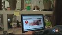 Perde il posto per eccesso di social