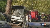 Autobus si schianta contro un albero a Roma