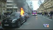 Gilet gialli in piazza ancora violenti scontri