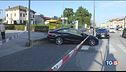 Le ruba l'auto, la travolge e uccide