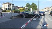 Le ruba l'auto, la travolge e uccide