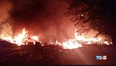 Roma, a fuoco la discarica abusiva