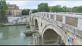 Fu spinta giù dal ponte