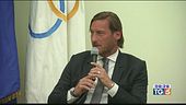 Addio tra le polemiche