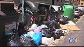 Roma rifiuti in strada duello Raggi-Zingaretti