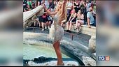 Valeria Marini e il bagno nella fontana della Barcaccia