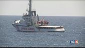 Open Arms, i migranti ora si gettano in mare