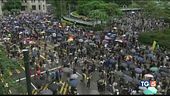 Hong Kong, in piazza nonostante il divieto
