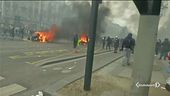 Gilet gialli, violenze a Parigi