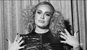 Adele festeggia e semina indizi