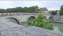 Scaraventata giù dal ponte
