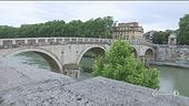 Scaraventata giù dal ponte