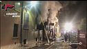Dà fuoco alla caserma, 2 morti