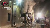 Dà fuoco alla caserma, 2 morti