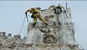 Gli operai acrobati fanno splendere il duomo di Milano