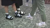 Sandali e calze, c'è chi vuole rilanciare la moda