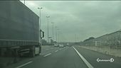 Sperona un'auto, uccide e fugge