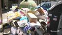 Caos rifiuti: "Teneteli a casa"