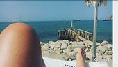In spiaggia, relax e selfie... falsi!