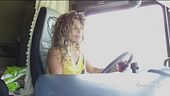 Una donna alla guida di un auto-articolato
