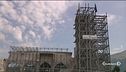 Ricordo e denuncia tra le macerie