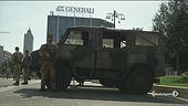 Colpisce un militare con la forbice
