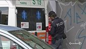 Picchia due poliziotti, gà libero