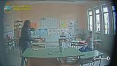 Insulti e botte, maestra sospesa