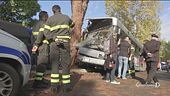 Bus contro un albero, 29 feriti