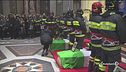 L'ultimo abbraccio ai pompieri eroi