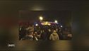 Parigi, l'applauso ai pompieri