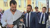 Le polemiche su Salvini con il mitra