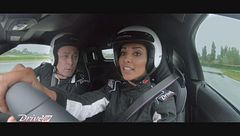 Juliana Moreira alla guida della BMW Z4, versione M40