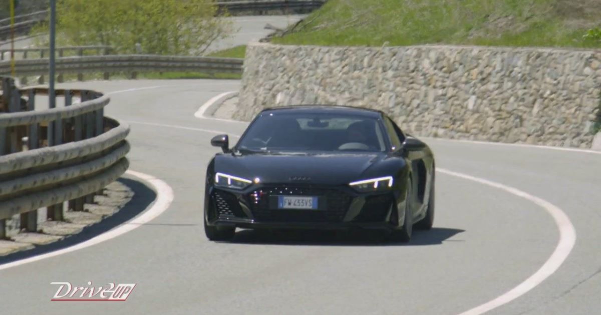 Drive Up: Audi R8, Supercar o Batmobile? Video | Mediaset Infinity