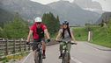 Una pista ciclabile che attraversa le Dolomiti