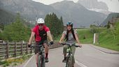 Una pista ciclabile che attraversa le Dolomiti