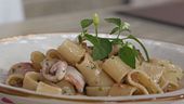 Pasta con calamari e pesto alla siciliana