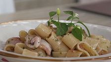 Pasta con calamari e pesto alla siciliana