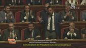Renzi attaccato alla polrona con la colla