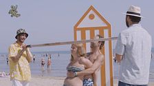 Ballando il "limbo di coppia beach"