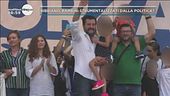 Accuse a Salvini per la bambina fatta salire sul palco