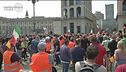 La manifestazione dei gilet arancioni in piazza Duomo a Milano