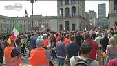 La manifestazione dei gilet arancioni in piazza Duomo a Milano