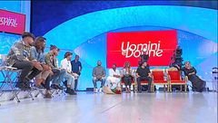 I corteggiatori scendono dalle scale...