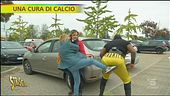 Un calcio nel sedere agli immigrati