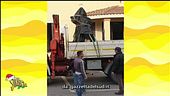 La statua intoccabile rimossa