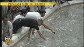 Pescatori di euro alla Fontana di Trevi