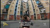Droga a Pioltello, Brumotti accolto con insulti e sassi