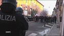 La polizia deve usare il manganello?