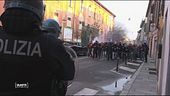 La polizia deve usare il manganello?